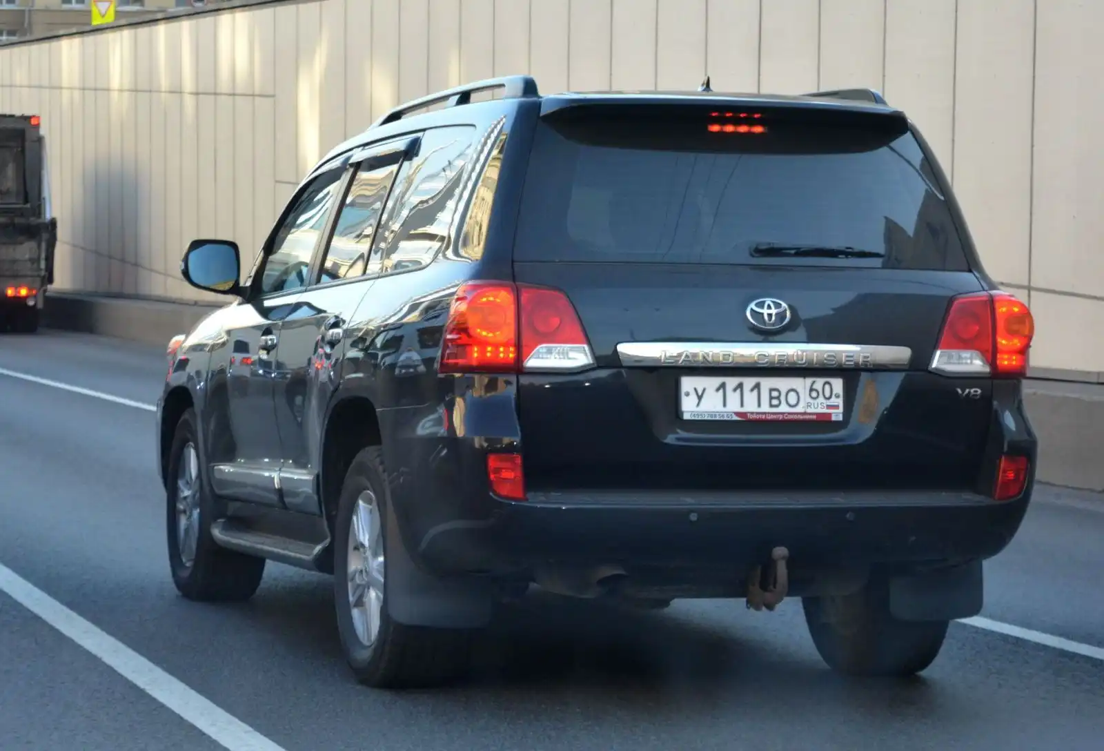 Фото автомобиля TOYOTA LANDCRUISER, 2006 — госномер У111ВО60. Цвет: ЧЕРНЫЙ