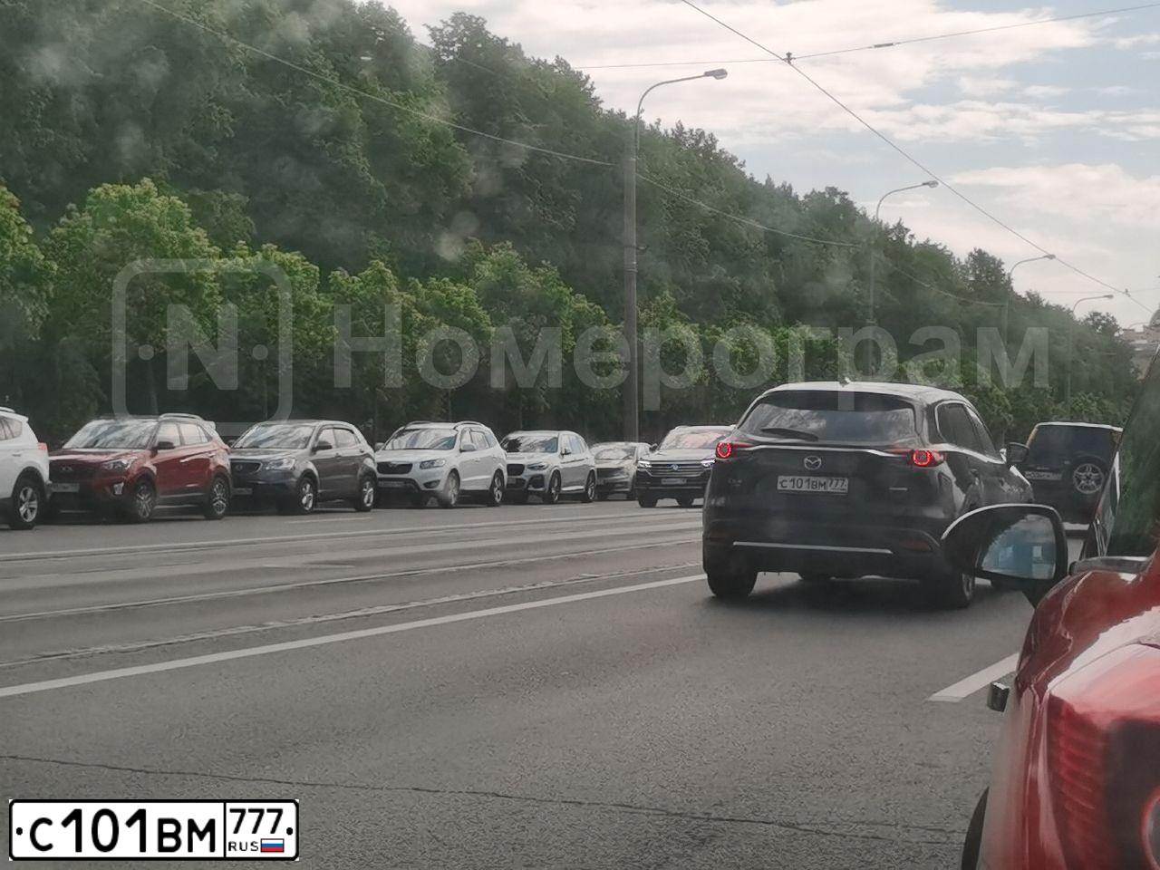 Фото автомобиля SKODA KODIAQ, 2018 — госномер М402НМ790. Цвет: ТЕМНО-СЕРЫЙ