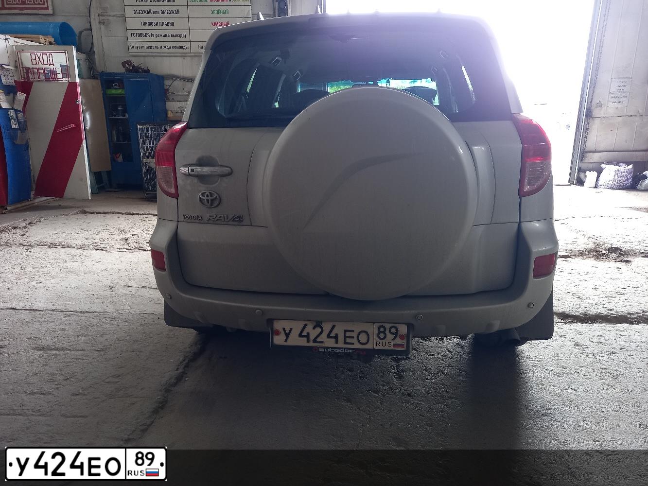 Фото автомобиля TOYOTA RAV4, 2006 — госномер У424ЕО89. Цвет: СЕРЕБРИСТЫЙ