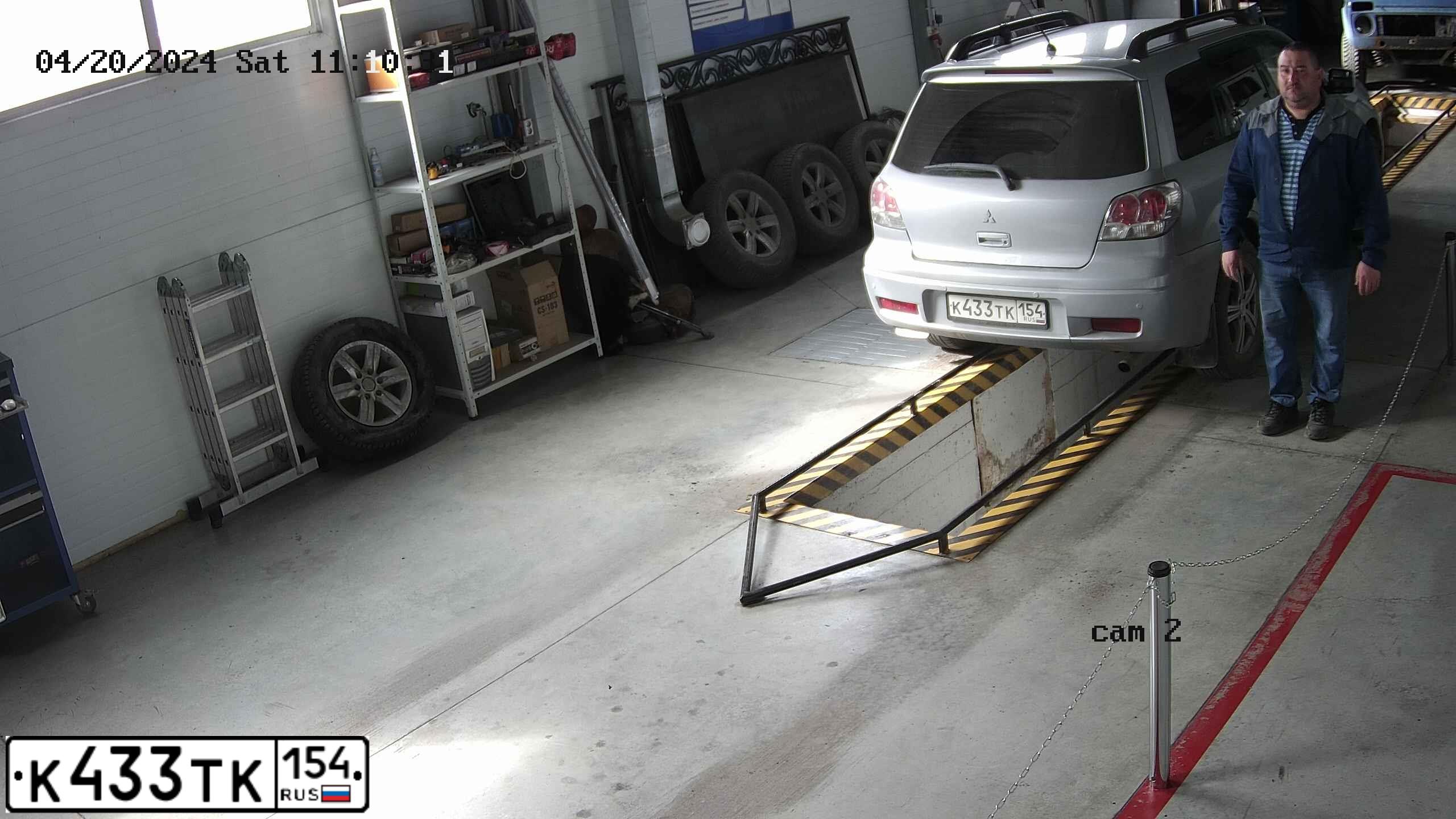 Фото автомобиля MITSUBISHI OUTLANDER, 2004 — госномер К433ТК154. Цвет: Серебристый
