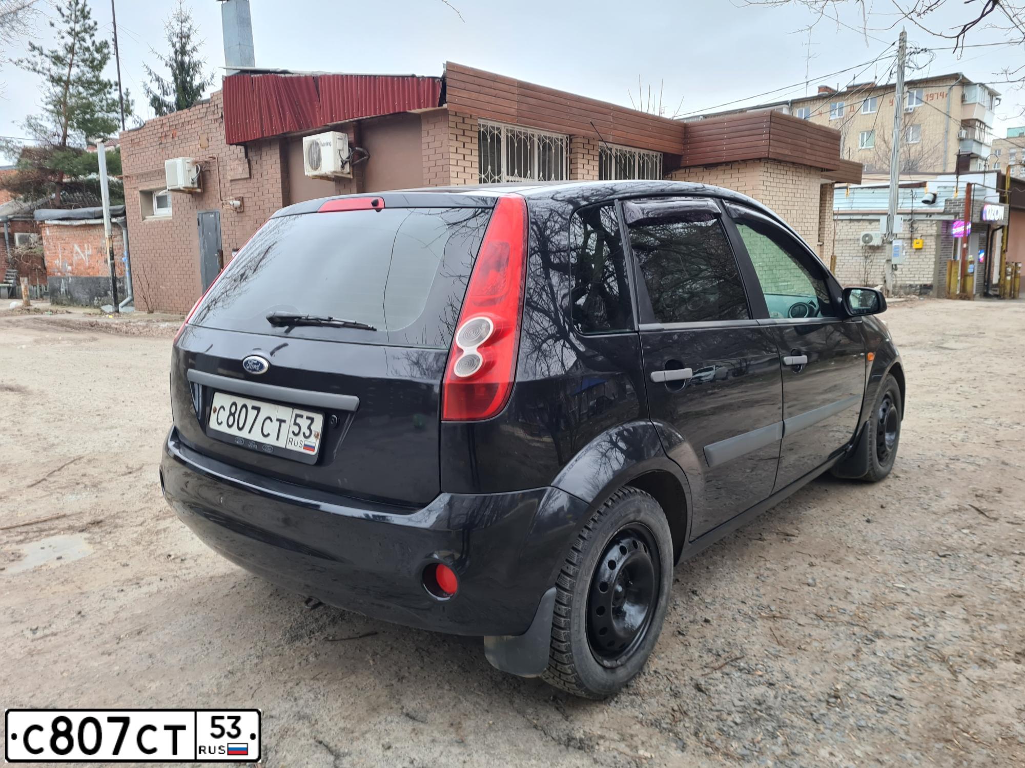 Фото автомобиля FORD FIESTA / ASPIRE, 2007 — госномер У986НМ761. Цвет: ЧЕРНЫЙ