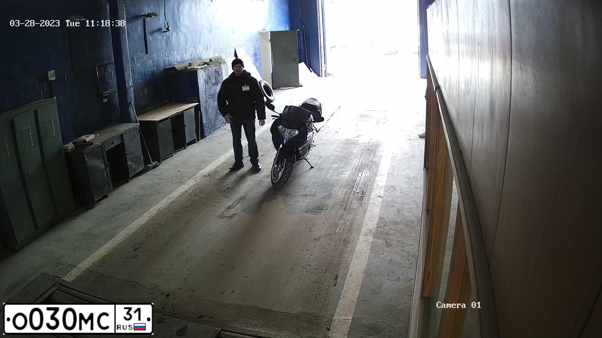 Фото автомобиля СУЗУКИ GSXR600, 2001 — госномер О030МС31. Цвет: СИНЕ-БЕЛЫЙ