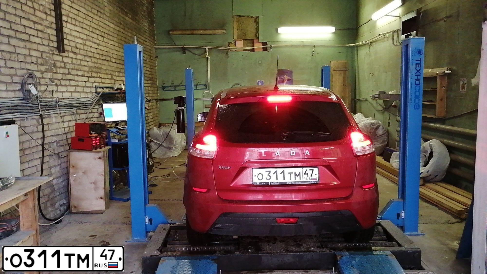 Фото автомобиля LADA XRAY, 2018 — госномер О311ТМ47. Цвет: КРАСНЫЙ