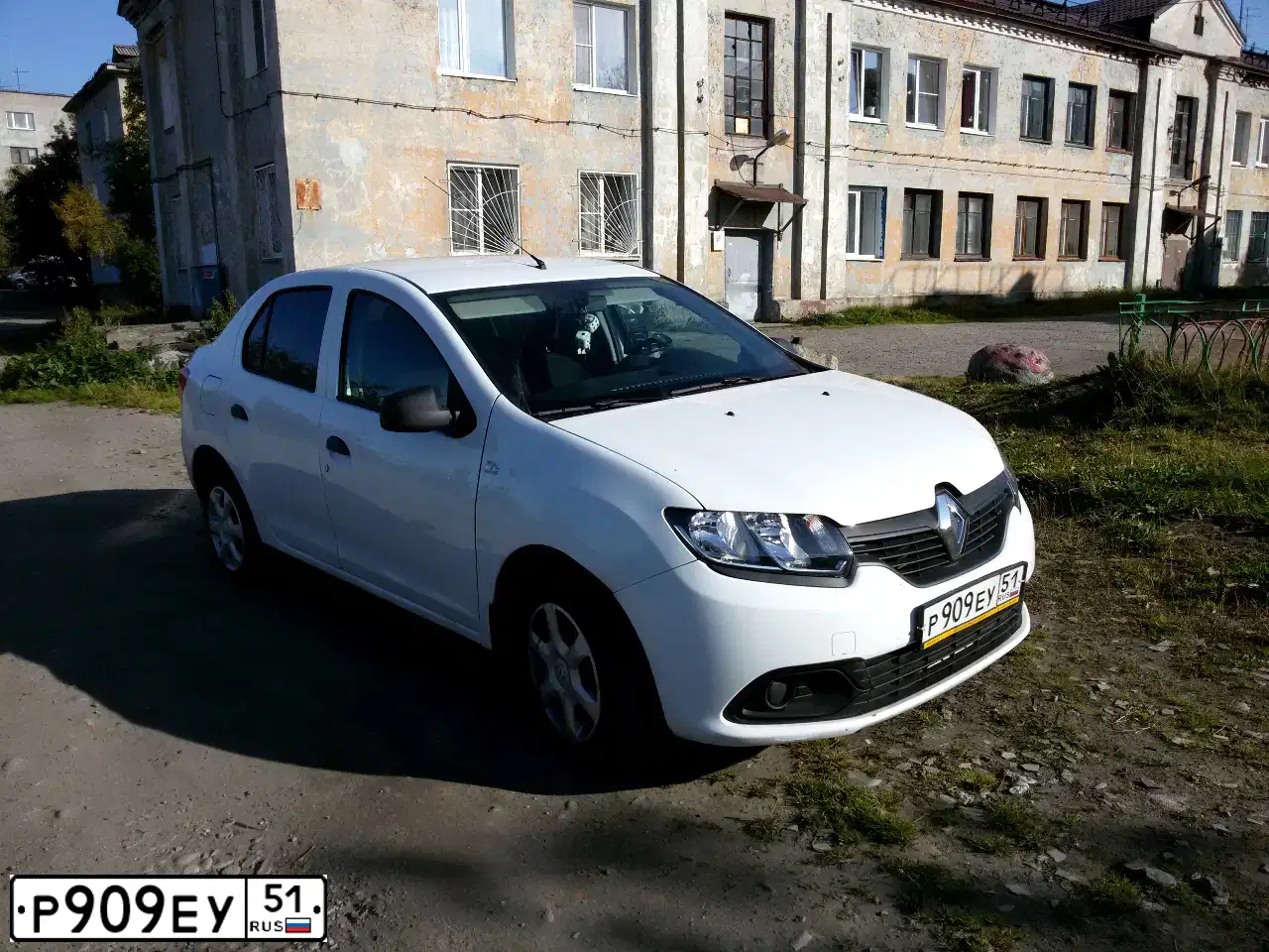 Фото автомобиля RENAULT LOGAN, 2017 — госномер Р909ЕУ51. Цвет: Белый