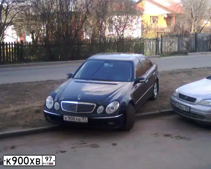 Фото автомобиля MERCEDES E-KLASSE, 2005 — госномер Н702СМ54. Цвет: ЧЕРНЫЙ