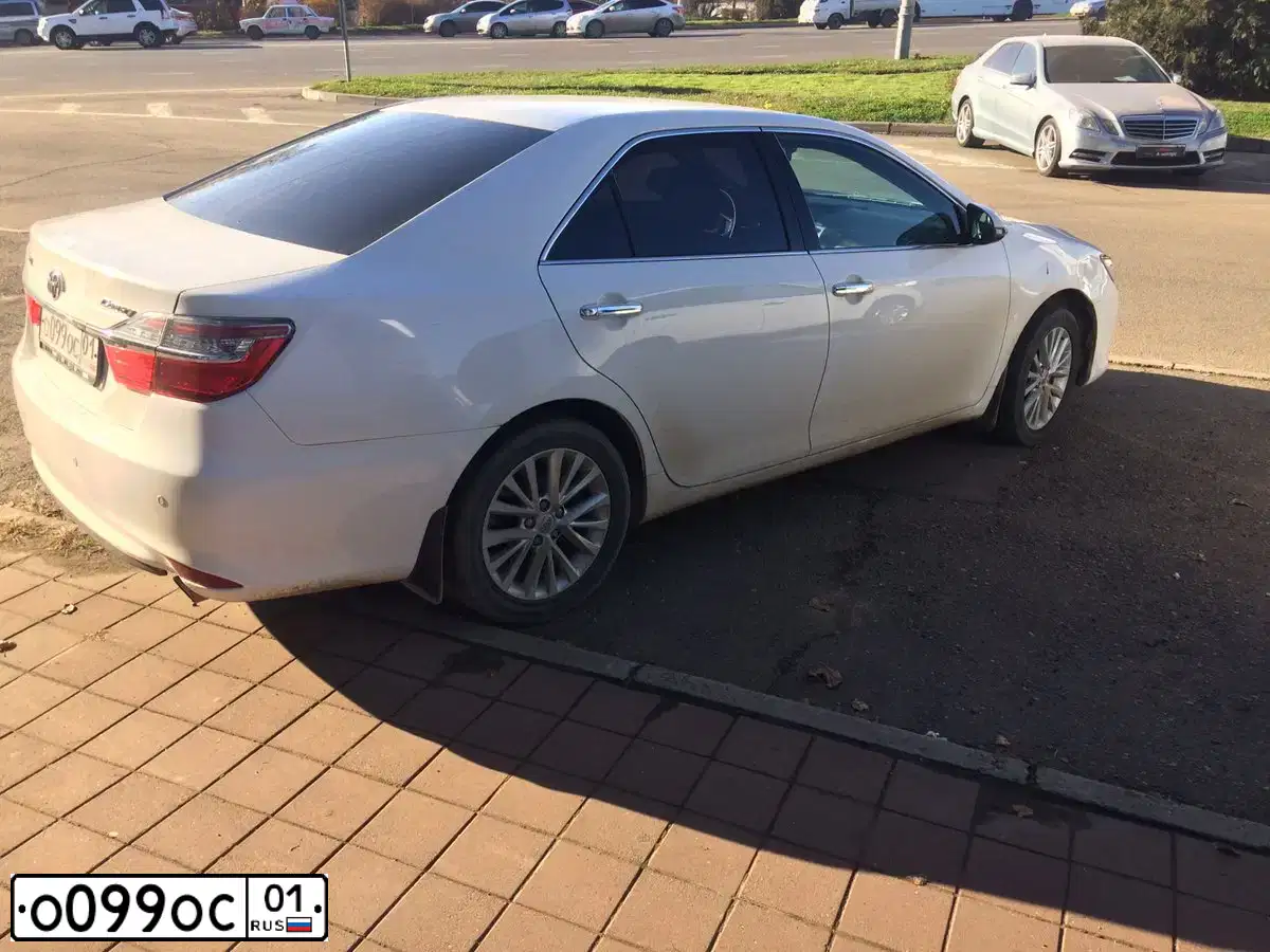 Фото автомобиля TOYOTA CAMRY, 2015 — госномер О099ОС01. Цвет: Белый