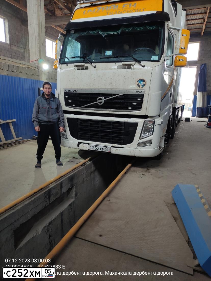Фото автомобиля VOLVO SERIE FM /6X4/, 2013 — госномер С252ХМ05. Цвет: Белый