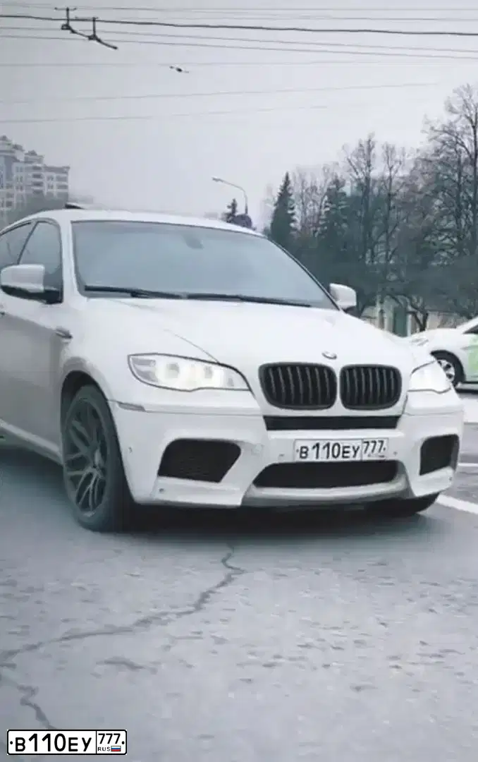 Фото автомобиля BMW X6, 2009 — госномер В110ЕУ777. Цвет: Белый