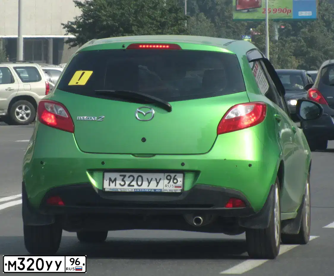 Фото автомобиля MAZDA 2, 2008 — госномер М320УУ96. Цвет: ЗЕЛЕНЫЙ