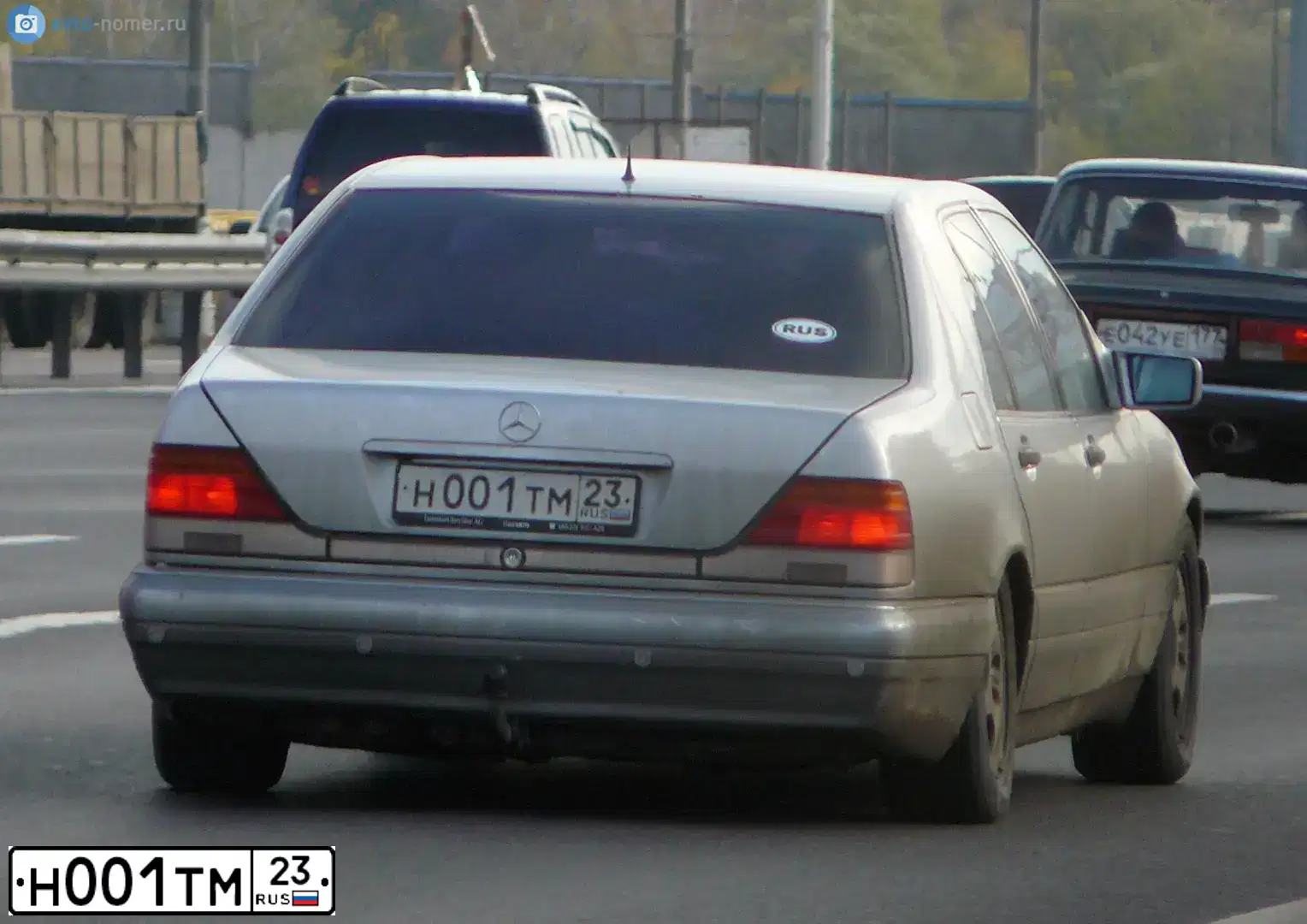 Фото автомобиля MERCEDES S-KLASSE, 1995 — госномер Н001ТМ23. Цвет: БЕЛЫЙ