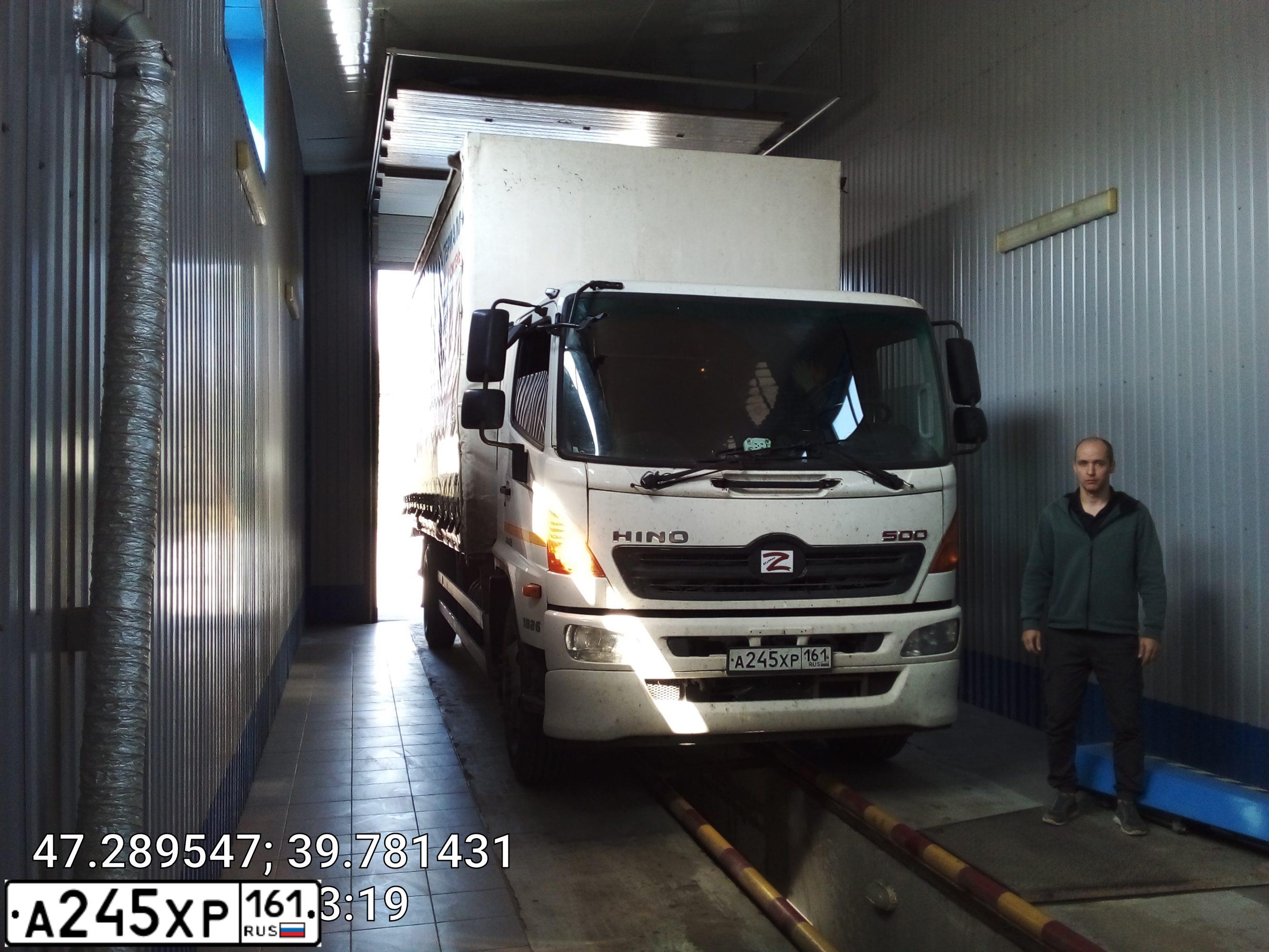 Фото автомобиля HINO 500-SERIE, 2017 — госномер А245ХР161. Цвет: БЕЛЫЙ