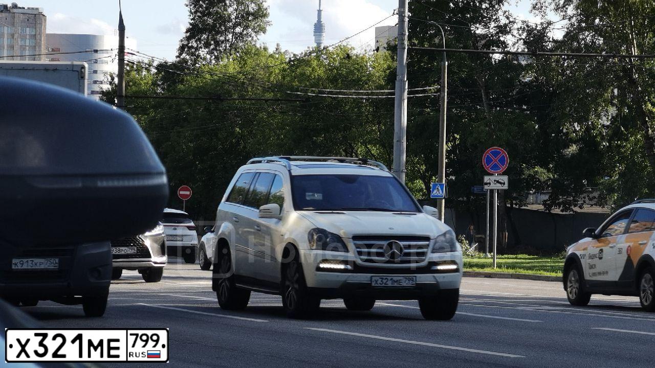 Фото автомобиля MERCEDES GL-KLASSE, 2012 — госномер Х321МЕ799. Цвет: Белый