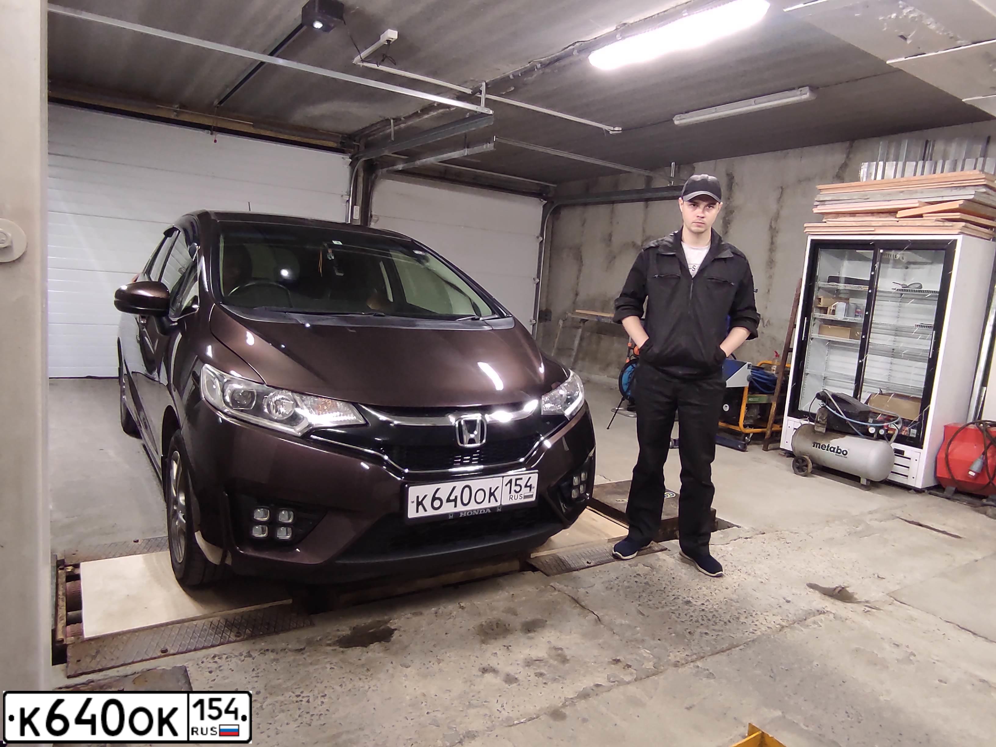 Фото автомобиля HONDA FIT, 2016 — госномер К640ОК154