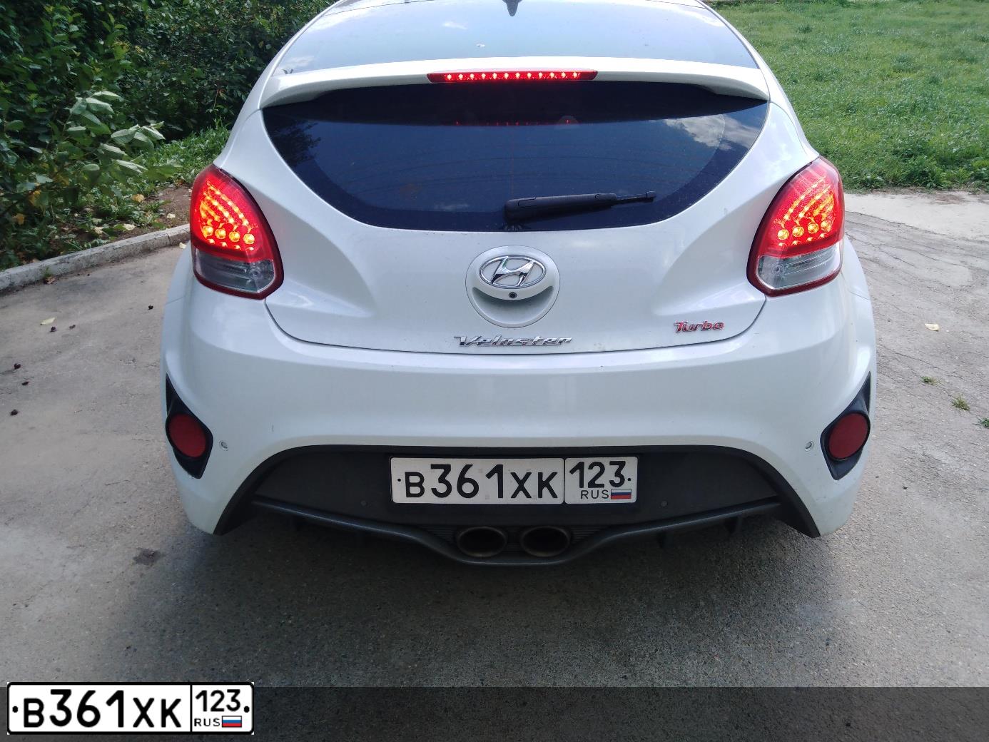 Фото автомобиля HYUNDAI VELOSTER, 2013 — госномер У451РХ77. Цвет: Белый