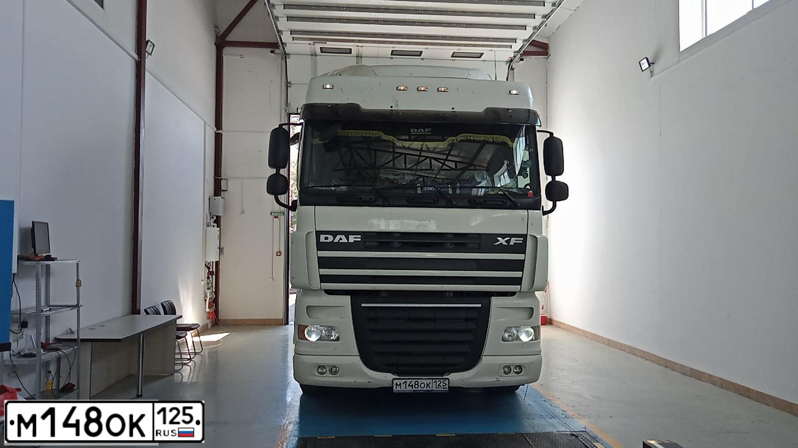Фото автомобиля DAF XF 105 FTG /6X2/, 2017 — госномер М148ОК125. Цвет: Белый