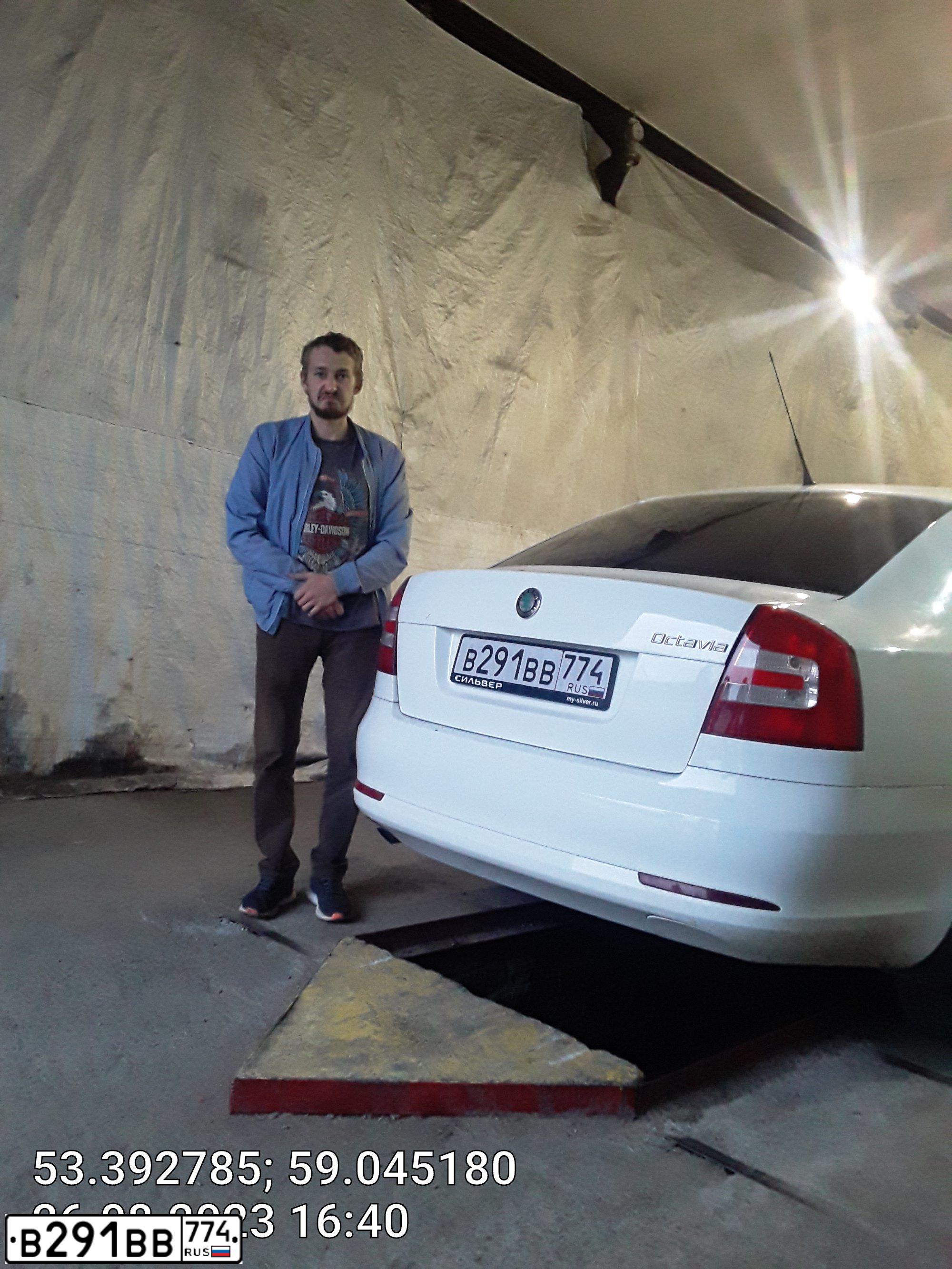 Фото автомобиля SKODA OCTAVIA, 2011 — госномер Е914НЕ174. Цвет: Белый