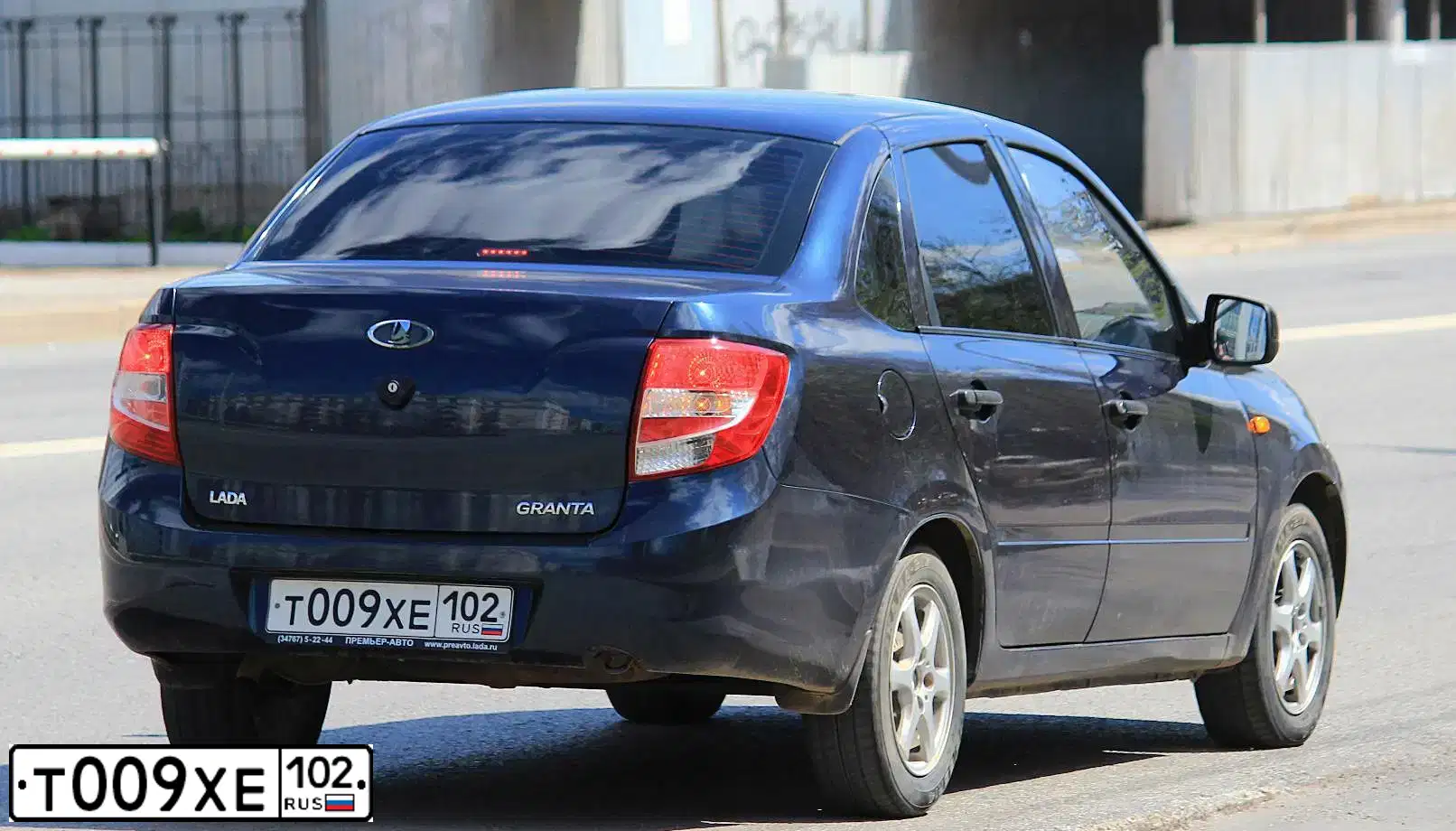 Фото автомобиля VOLKSWAGEN CADDY, 2011 — госномер Т009ХЕ102. Цвет: ТЕМНО-БОРДОВЫЙ