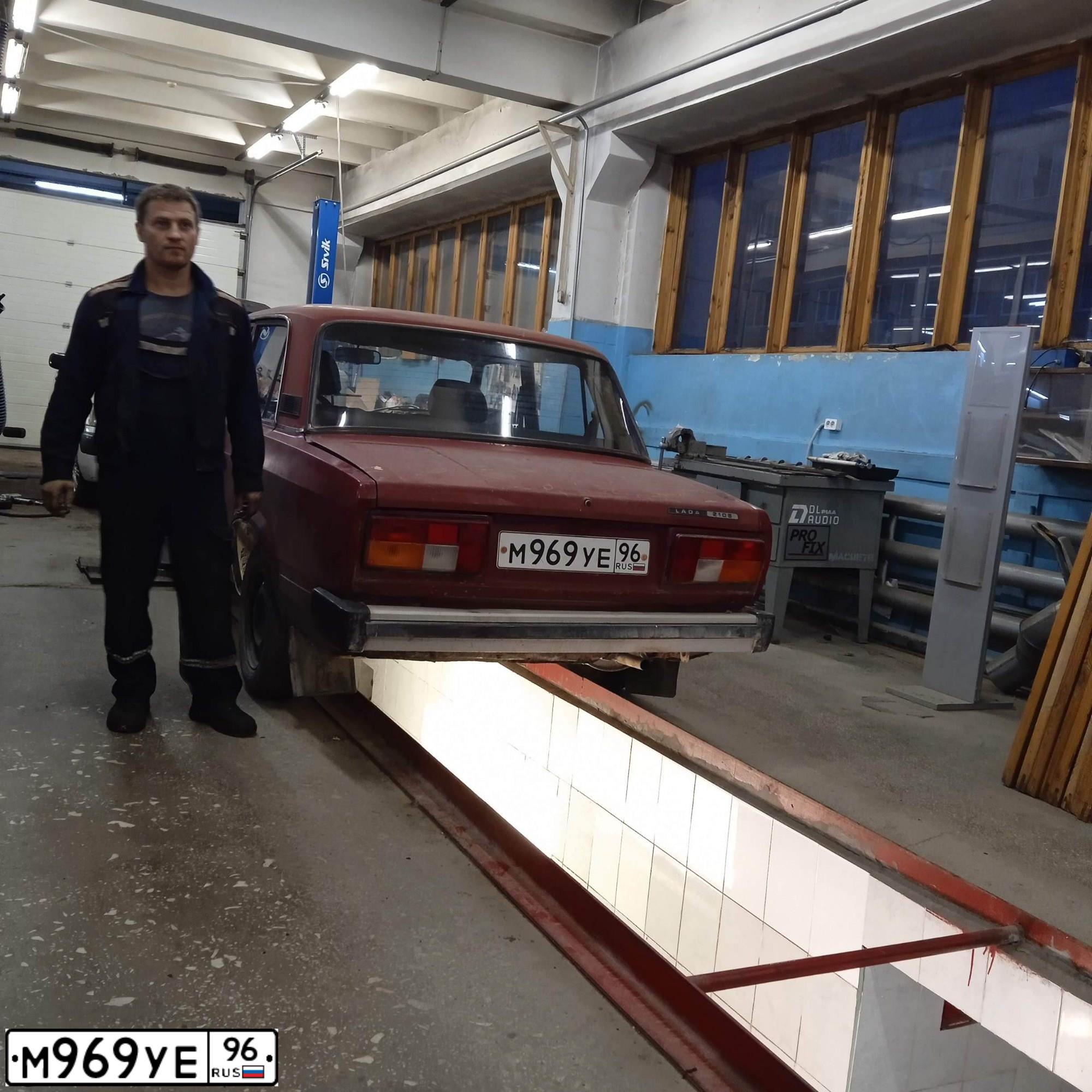 Фото автомобиля LADA 2105, 1989 — госномер М969УЕ96. Цвет: Красный