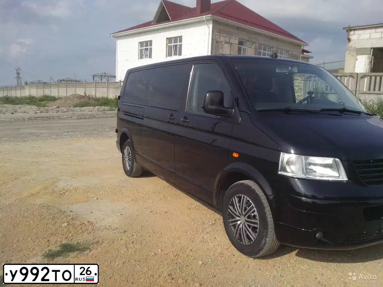 Фото автомобиля VOLKSWAGEN TRANSPORTER, 2004 — госномер В001УС82. Цвет: ЧЕРНЫЙ