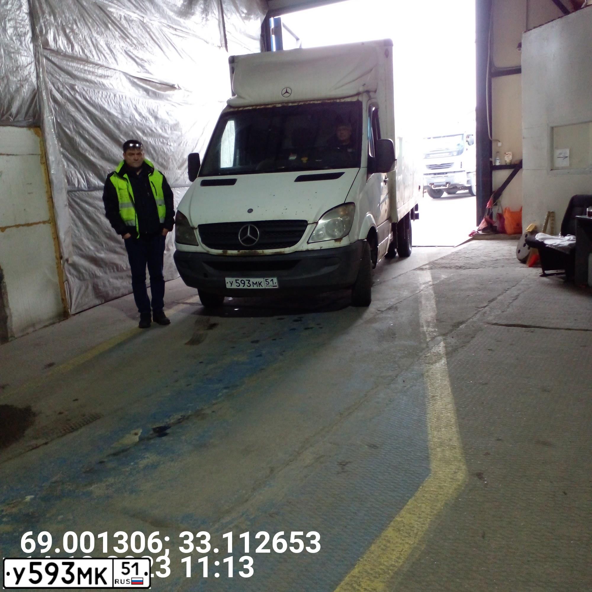 Фото автомобиля MERCEDES SPRINTER, 2008 — госномер У593МК51. Цвет: БЕЛЫЙ