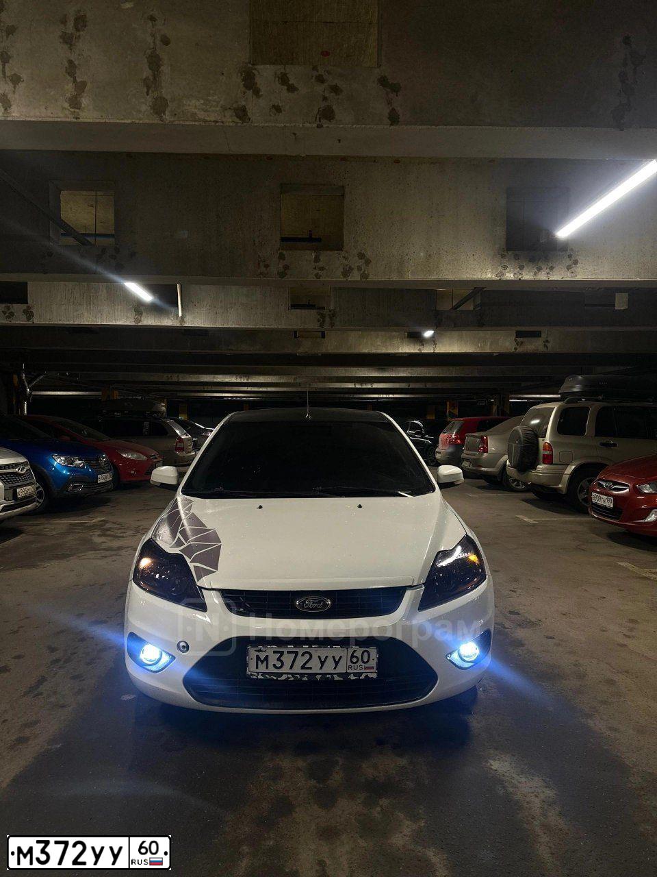 Фото автомобиля FORD FOCUS, 2008 — госномер М372УУ60. Цвет: Белый