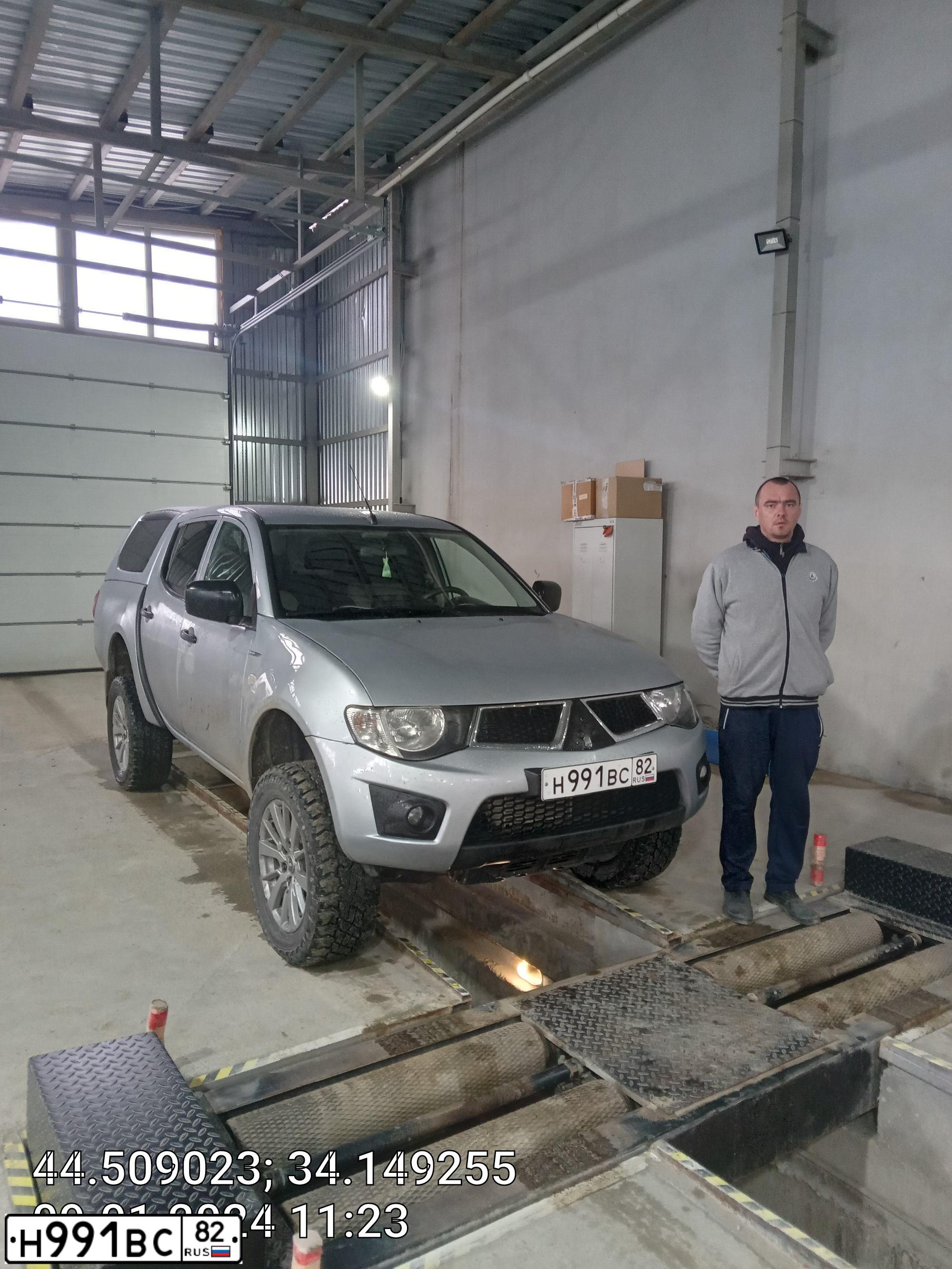 Фото автомобиля MITSUBISHI L 200, 2010 — госномер Н991ВС82. Цвет: Серебристый