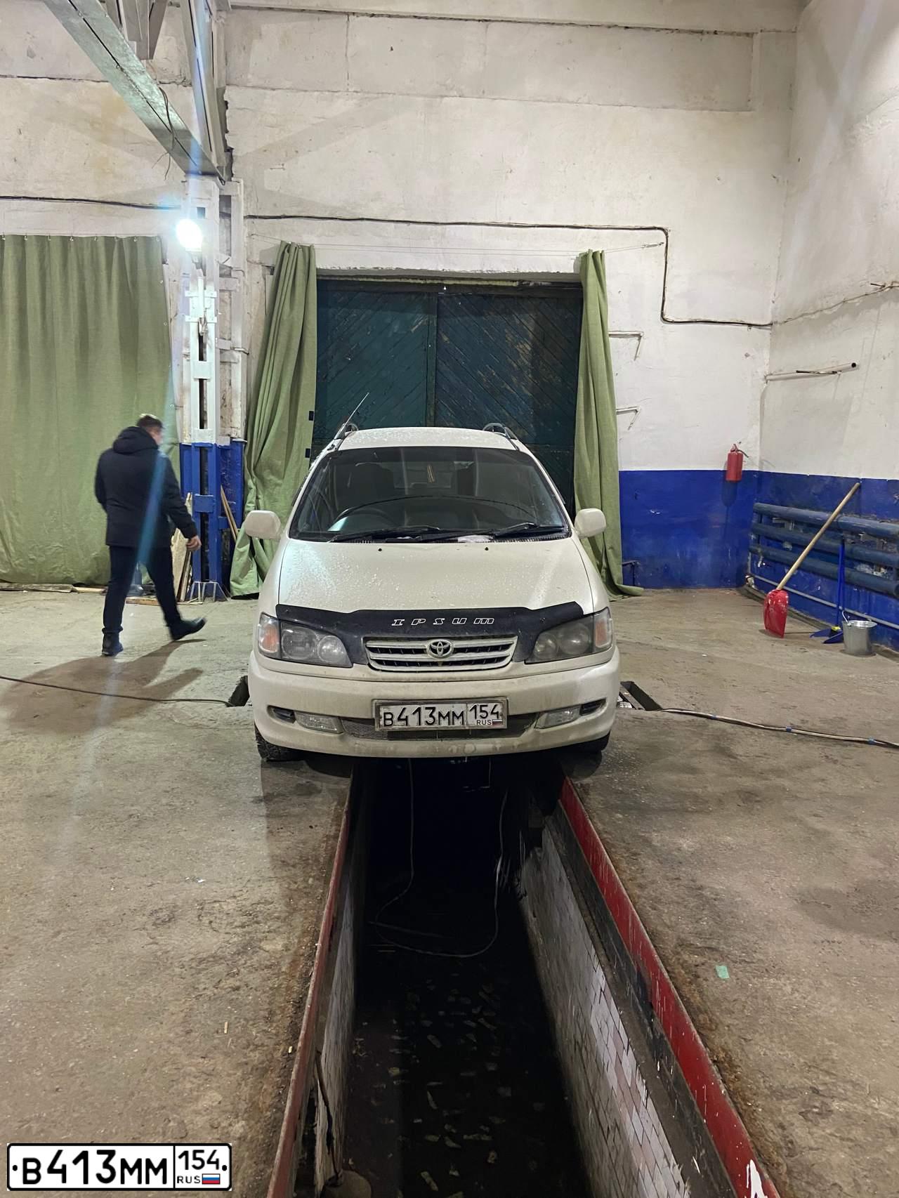 Фото автомобиля TOYOTA IPSUM, 1997 — госномер В238ВК122