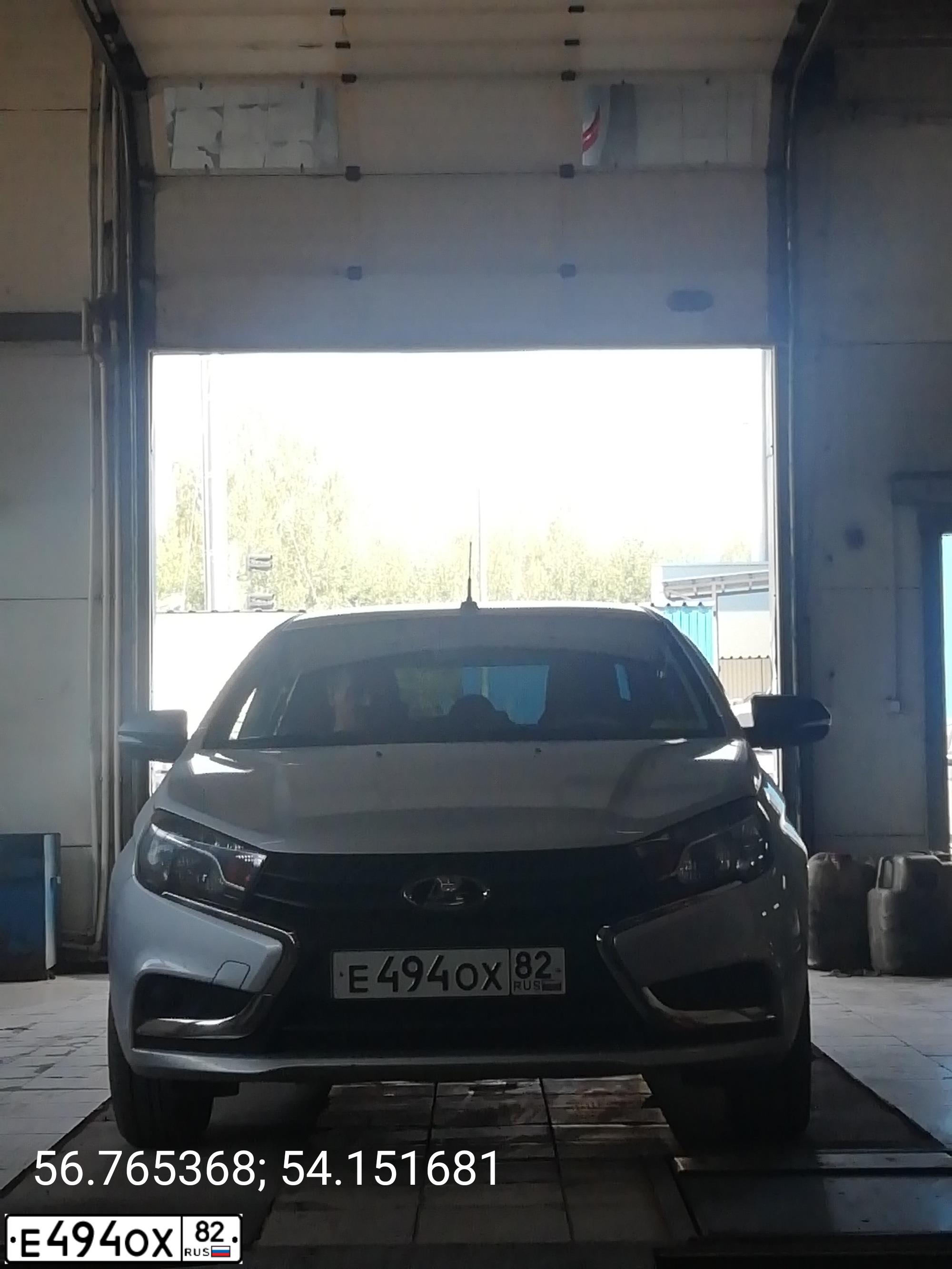 Фото автомобиля LADA VESTA, 2017 — госномер Е494ОХ82. Цвет: Серебристый