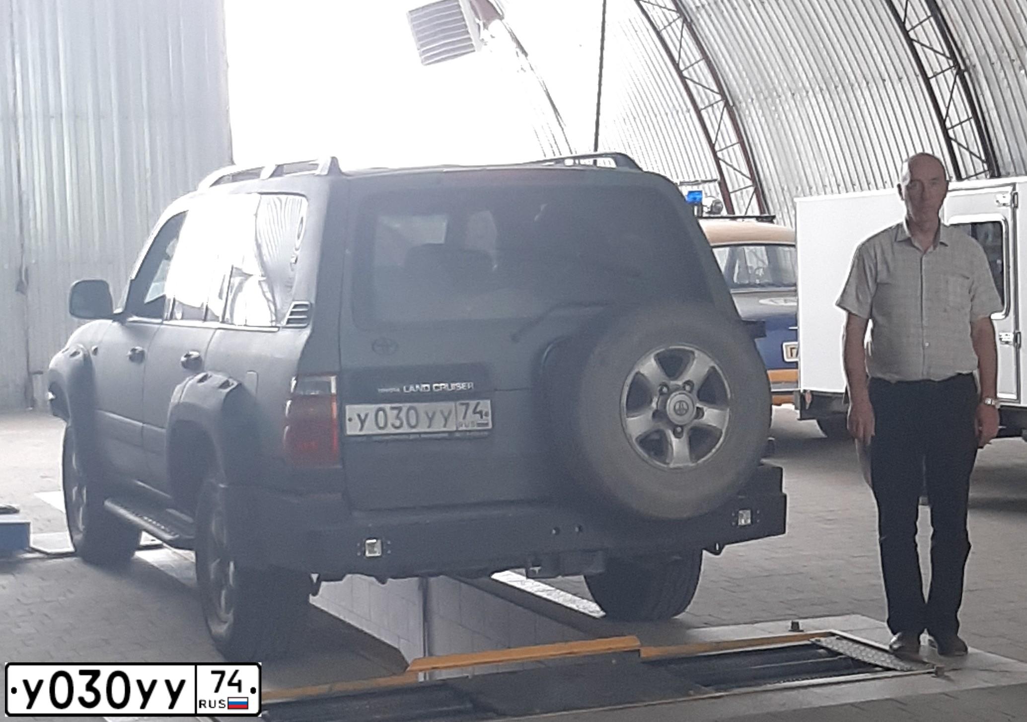 Фото автомобиля TOYOTA LANDCRUISER, 1998 — госномер У030УУ74. Цвет: ЗЕЛЕНЫЙ