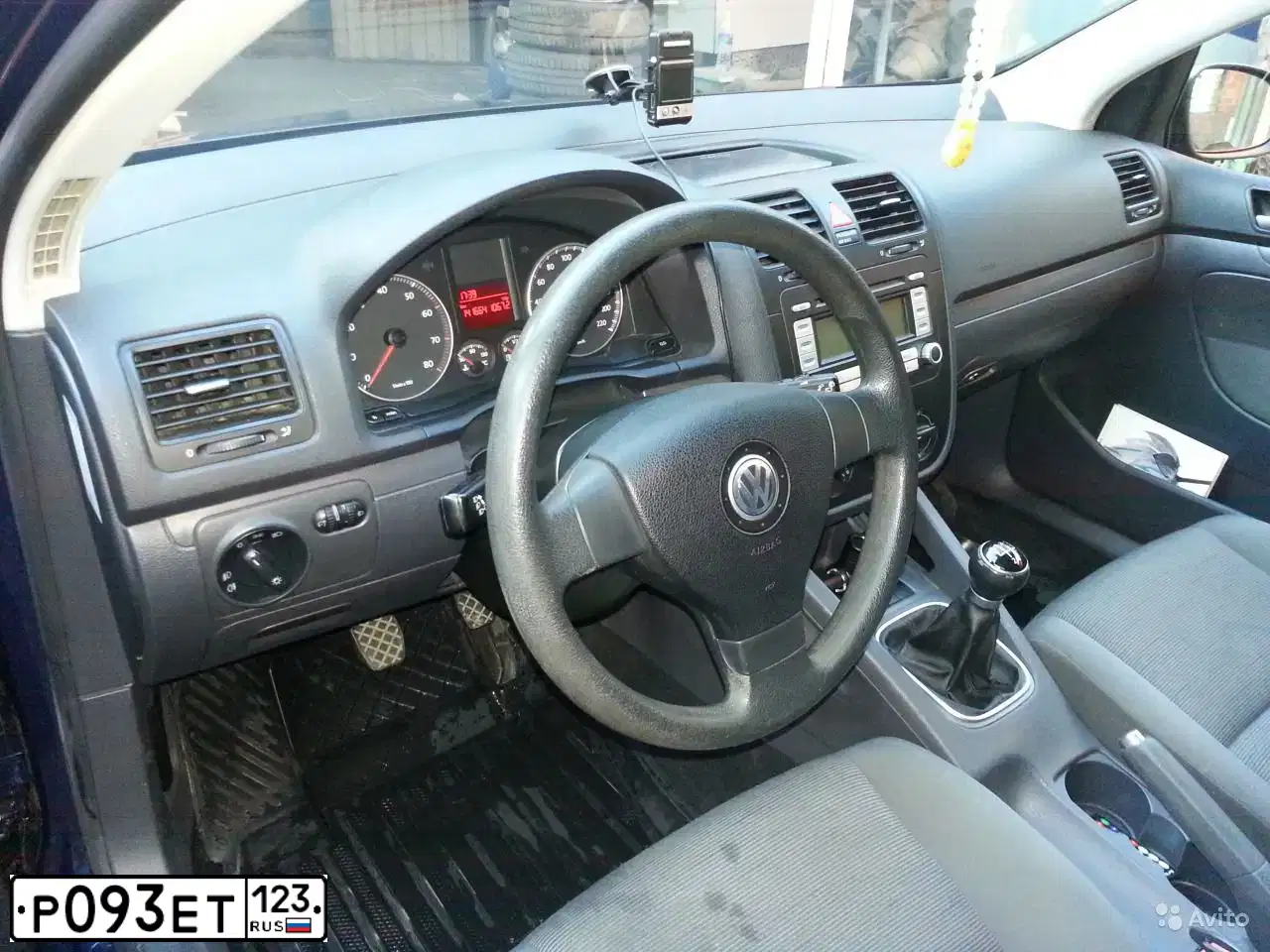 Фото автомобиля VOLKSWAGEN GOLF, 2007 — госномер Р093ЕТ123. Цвет: ТЕМНО-СИНИЙ