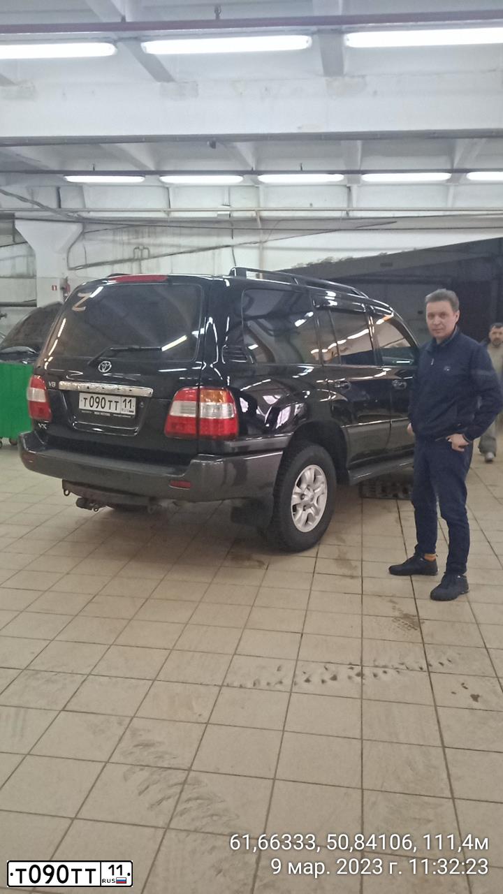 Фото автомобиля TOYOTA LANDCRUISER, 2005 — госномер О001ОО11. Цвет: ЧЕРНЫЙ