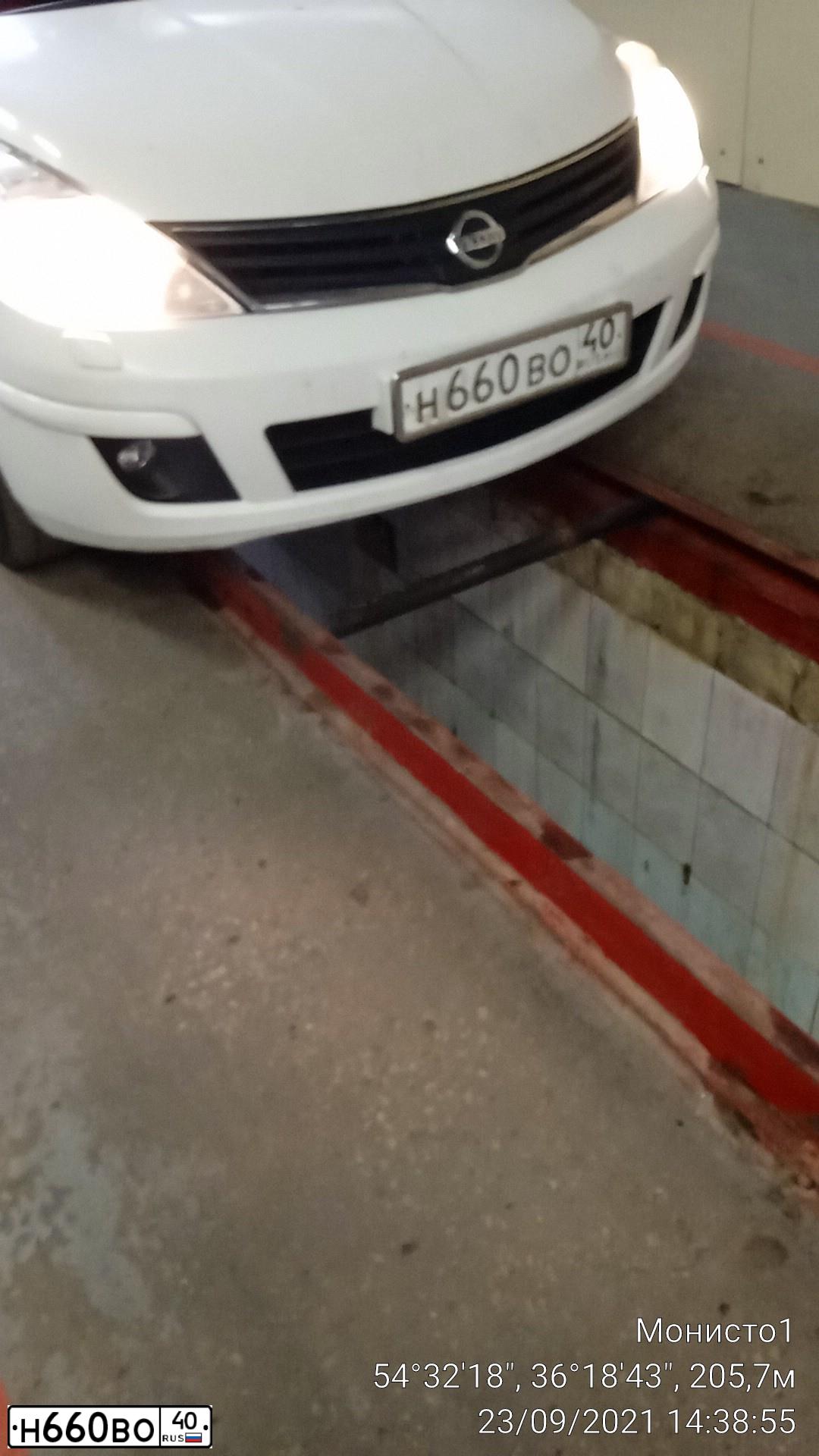 Фото автомобиля NISSAN TIIDA, 2011 — госномер Н660ВО40. Цвет: БЕЛЫЙ