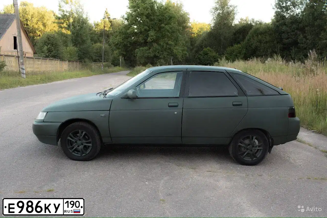 Фото автомобиля LADA 2112, 2005 — госномер Е986КУ190. Цвет: Темно-зеленый