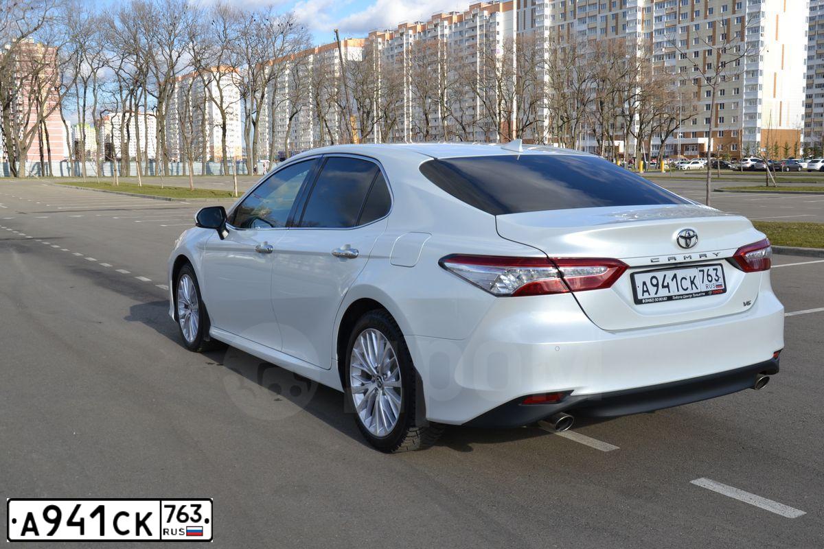Фото автомобиля TOYOTA CAMRY, 2018 — госномер Е052НЕ761. Цвет: БЕЛЫЙ ПЕРЛАМУТР