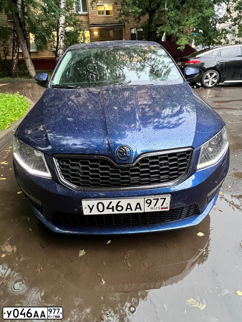 Фото автомобиля SKODA OCTAVIA, 2017 — госномер У046АА977. Цвет: Темно-синий