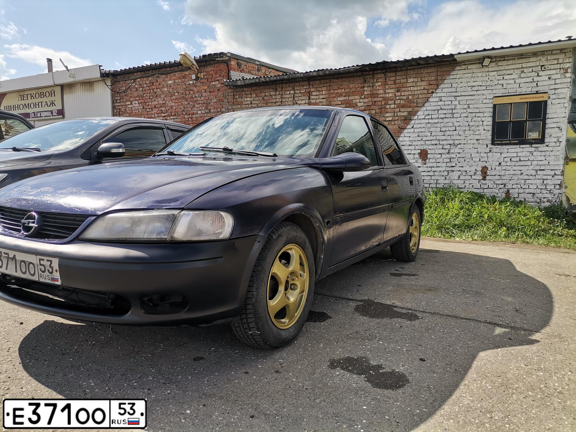 Фото автомобиля OPEL VECTRA, 1998 — госномер Е371ОО53. Цвет: СИНИЙ