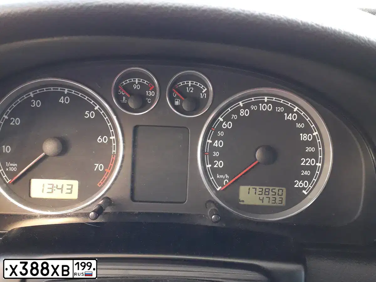Фото автомобиля VOLKSWAGEN PASSAT, 2002 — госномер Х388ХВ199. Цвет: ЗЕЛЕНЫЙ