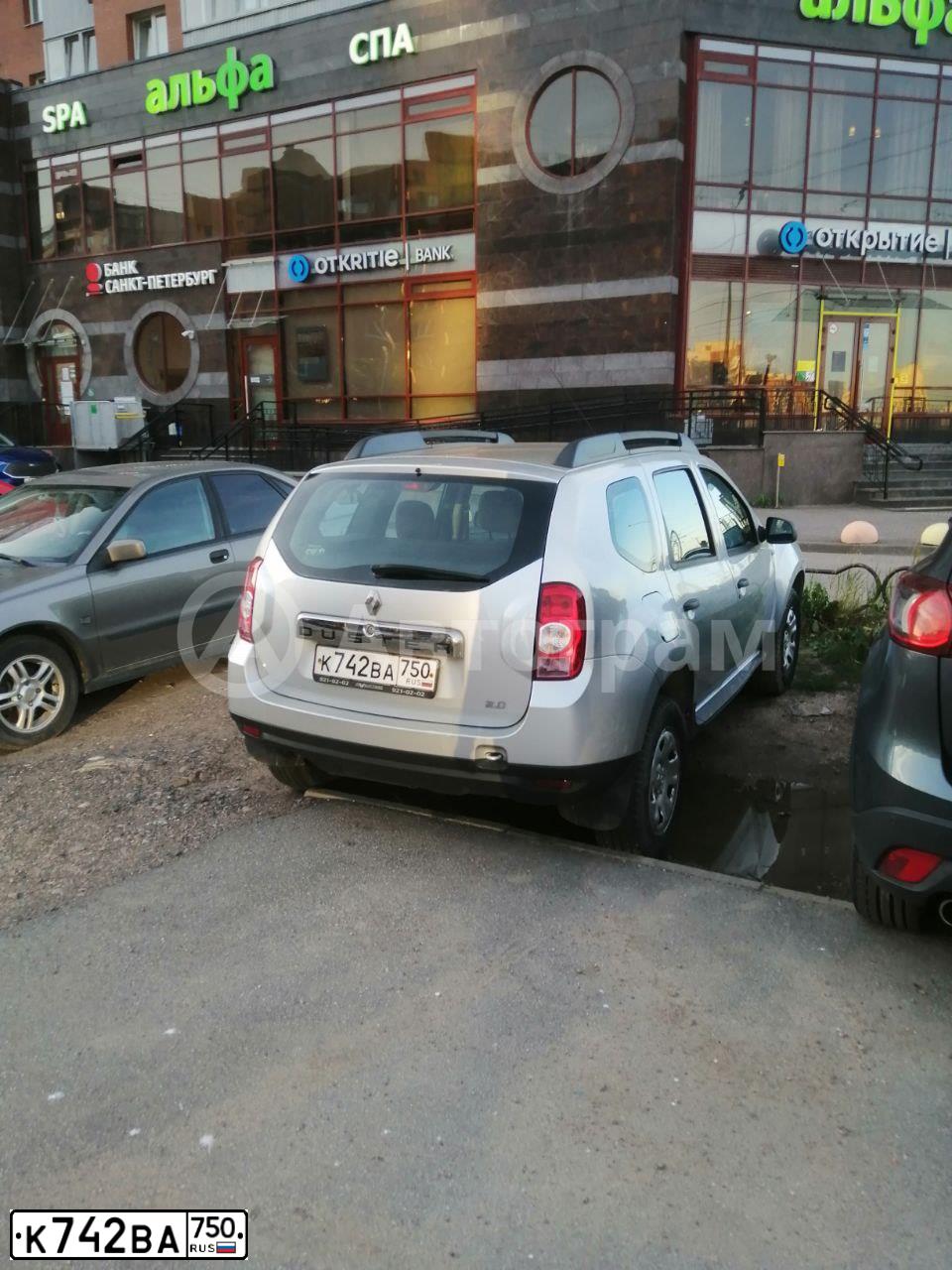 Фото автомобиля RENAULT DUSTER, 2015 — госномер К742ВА750. Цвет: СЕРЫЙ СВЕТЛЫЙ