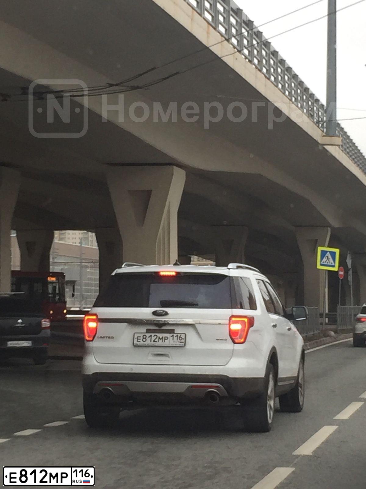 Фото автомобиля FORD EXPLORER, 2017 — госномер Е812МР116. Цвет: Белый