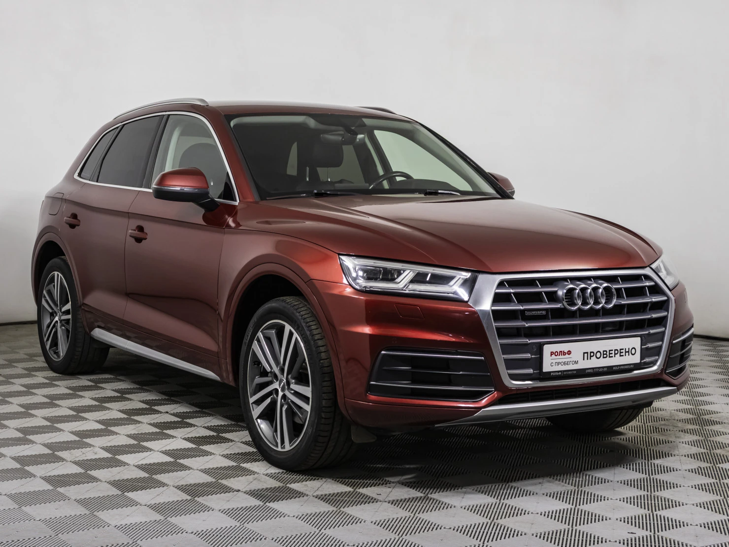 Фото автомобиля AUDI Q5, 2018 — госномер О055КУ799. Цвет: Красный