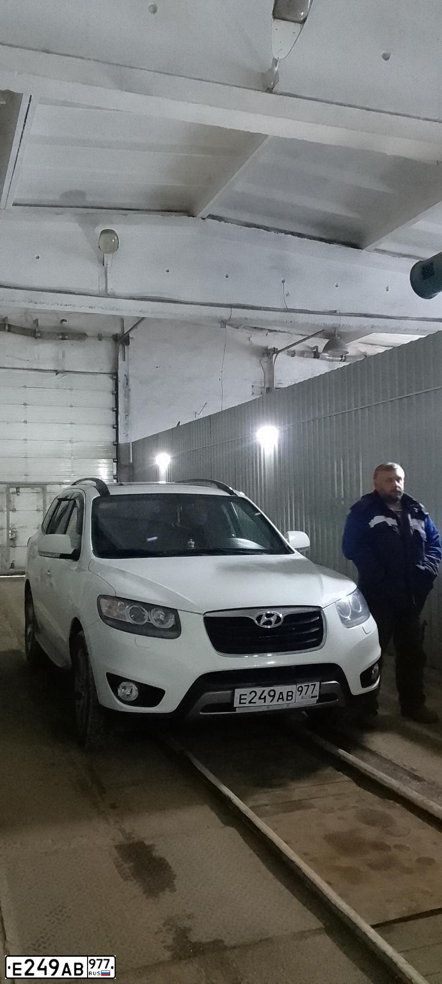 Фото автомобиля HYUNDAI SANTA FE, 2011 — госномер Х830ТН69. Цвет: Белый
