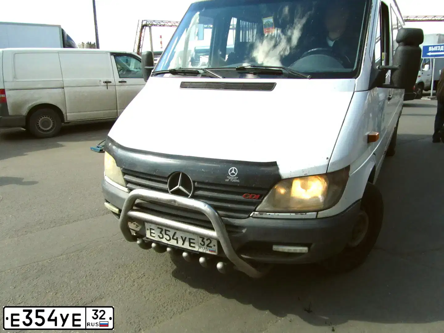 Фото автомобиля MERCEDES SPRINTER, 2002 — госномер Е354УЕ32. Цвет: Белый