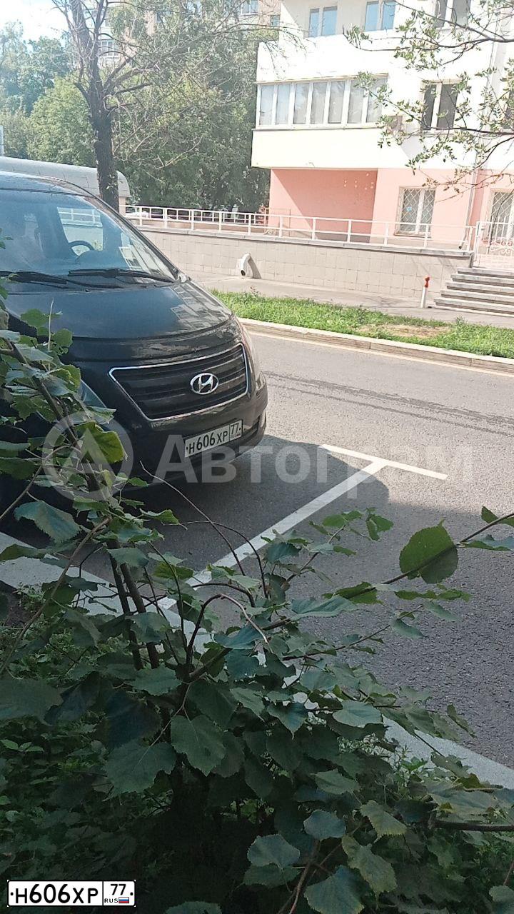Фото автомобиля HYUNDAI H 1/H 100/STAREX, 2012 — госномер Н606ХР77. Цвет: ЧЕРНЫЙ