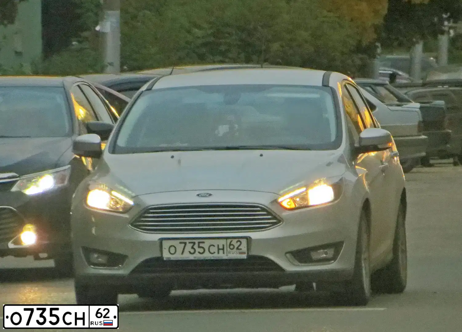 Фото автомобиля FORD FOCUS, 2014 — госномер О735СН62. Цвет: СЕРЕБРИСТЫЙ