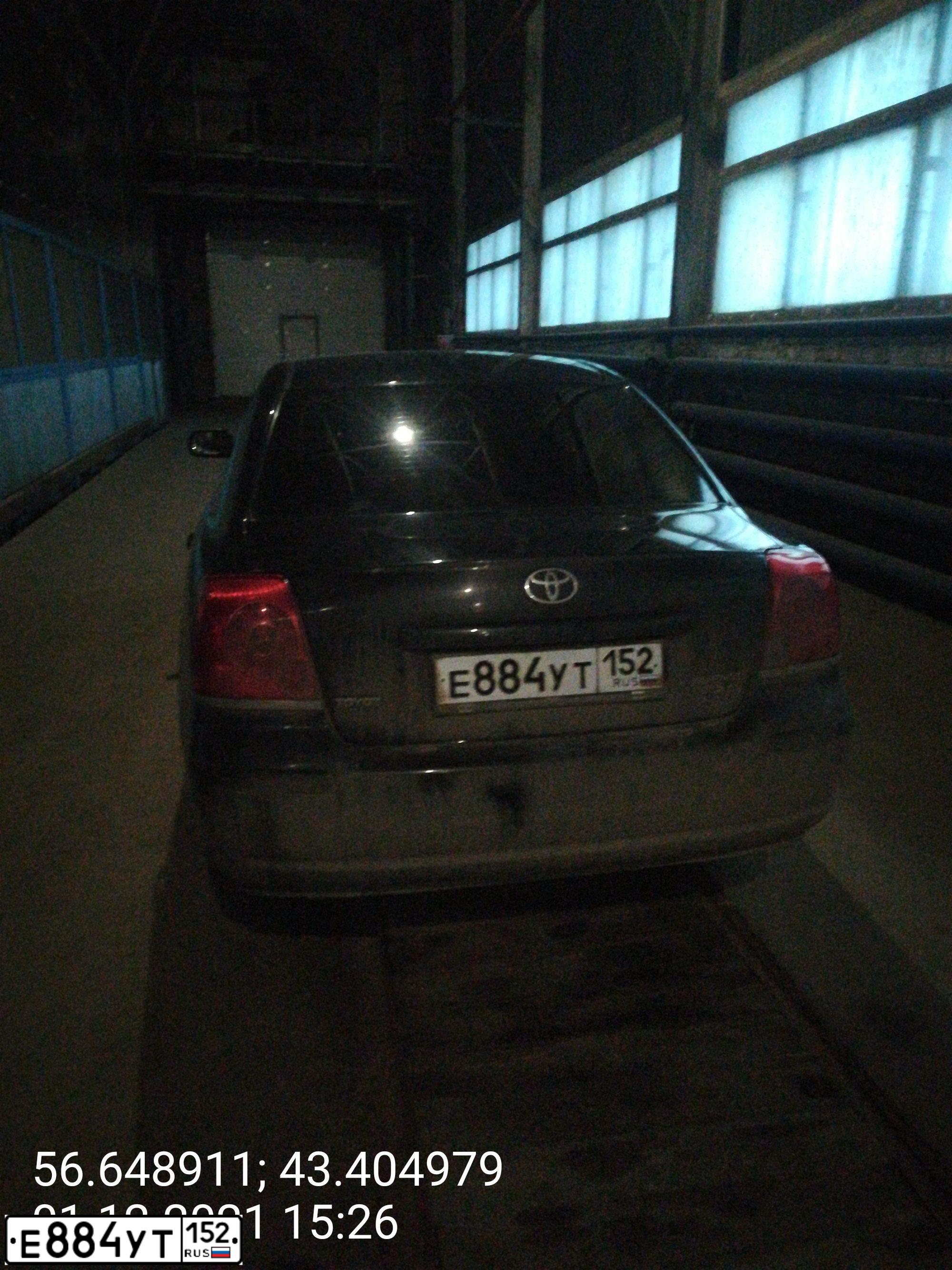 Фото автомобиля TOYOTA AVENSIS, 2004 — госномер Е884УТ152. Цвет: ЧЕРНЫЙ