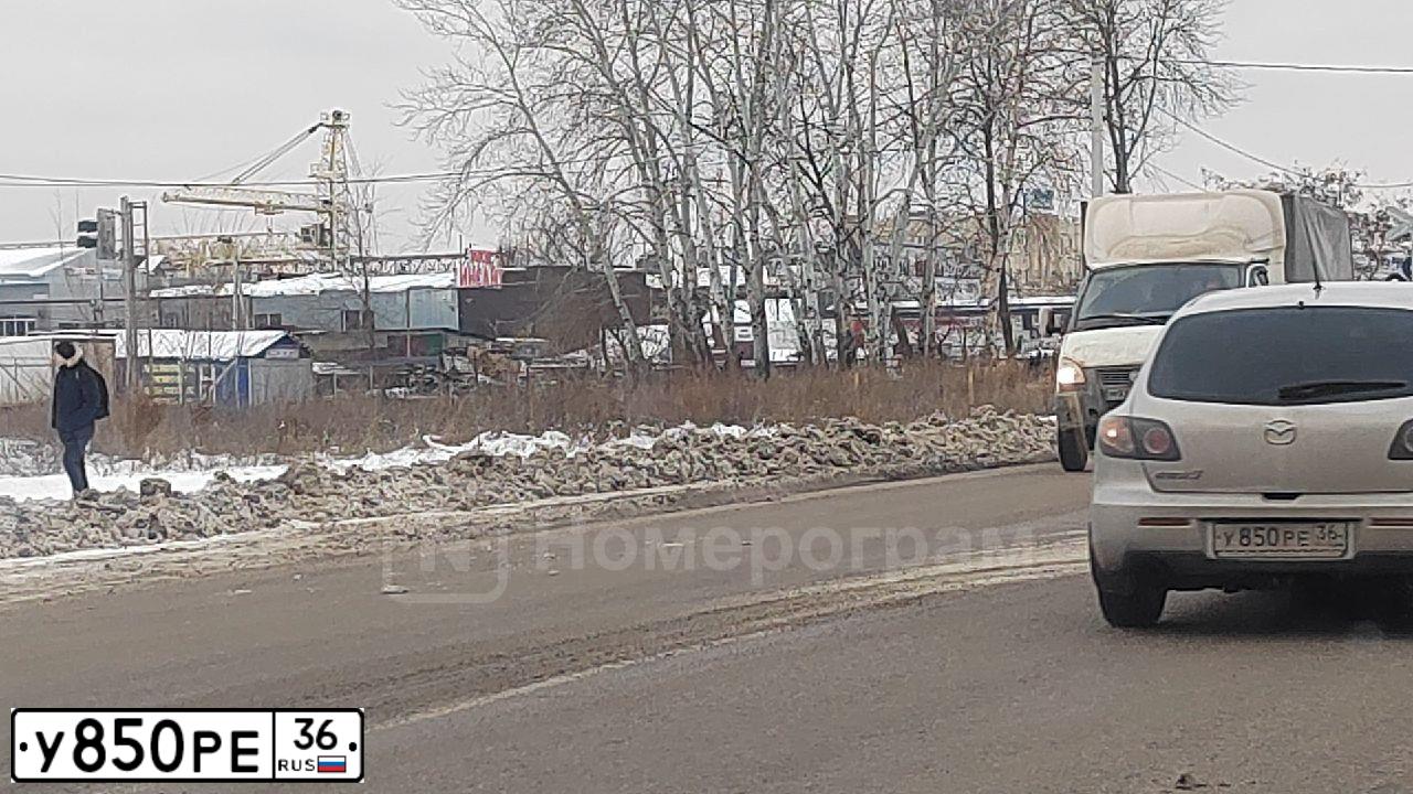 Фото автомобиля MAZDA 3, 2008 — госномер С942МЕ136. Цвет: Серебристый