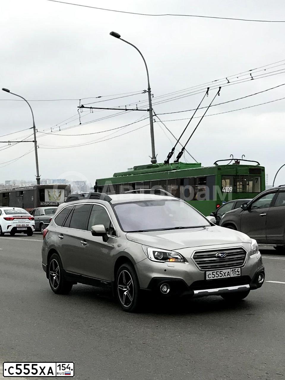 Фото автомобиля SUBARU OUTBACK, 2015 — госномер С555ХА154. Цвет: БЕЖЕВЫЙ