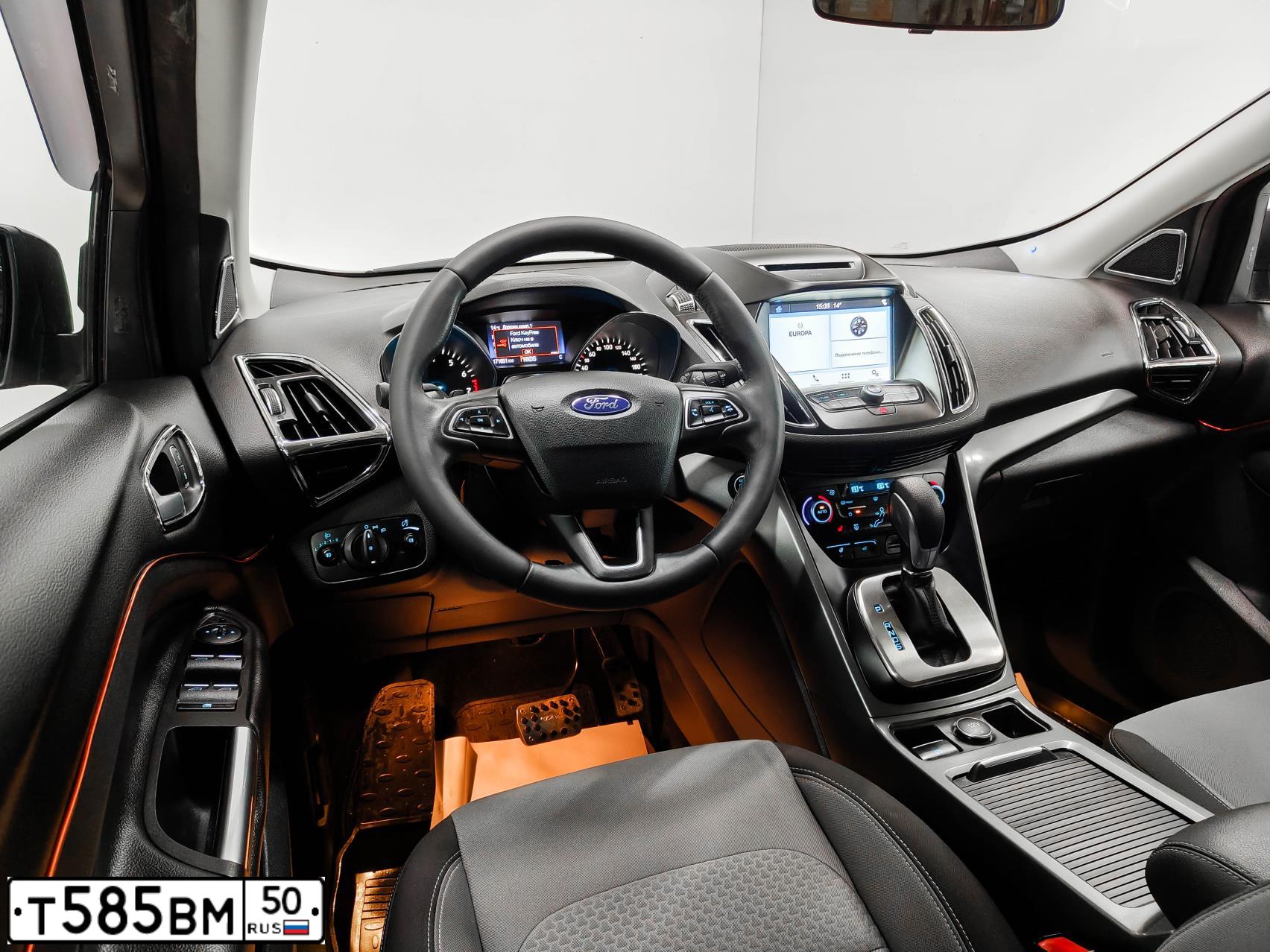 Фото автомобиля FORD KUGA, 2013 — госномер М902РХ777. Цвет: БЕЛЫЙ
