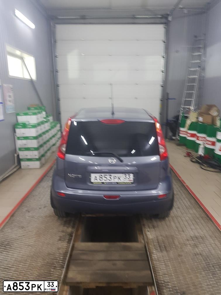 Фото автомобиля NISSAN NOTE, 2008 — госномер А853РК33. Цвет: СЕРЫЙ