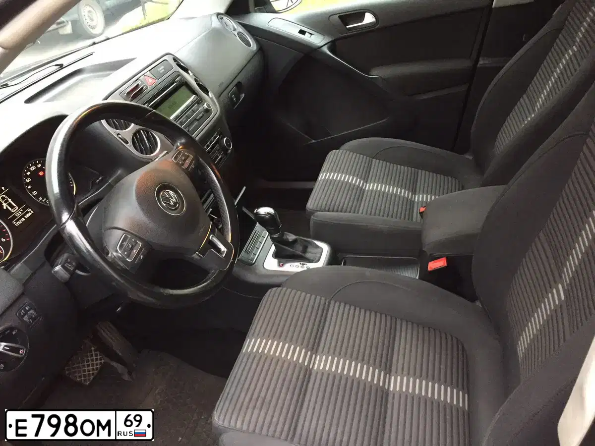 Фото автомобиля VOLKSWAGEN TIGUAN, 2011 — госномер Р076РУ58. Цвет: ЧЕРНЫЙ